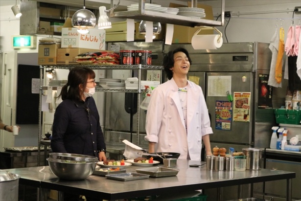いいにおい…とワクワクの中村倫也。お肉は食べられた?