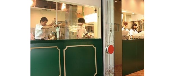 「Chocolateria San Gines」では本店と同様に、渦巻き状のチュロスを絞り出す機械とフライヤーを使用