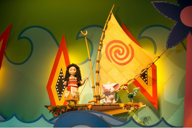 「モアナと伝説の海」のモアナ、プア、ヘイヘイの3キャラクターが、波に揺られる船の上に