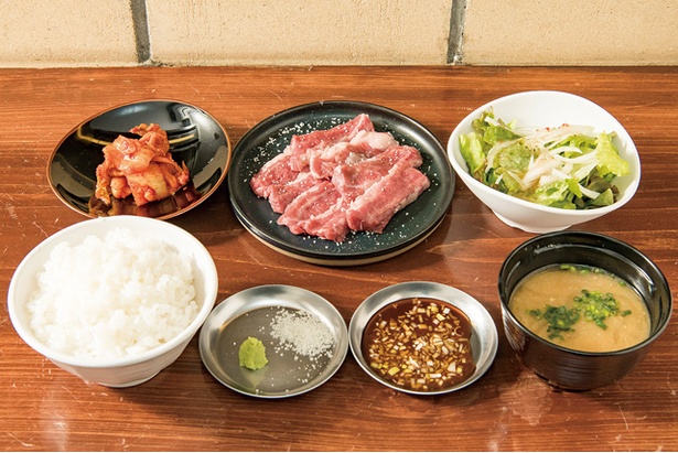 「YAKINIKU COWSI」。ランチタイムの「焼肉定食」(980円)は、サラダ、キムチ、ご飯、味噌汁付き