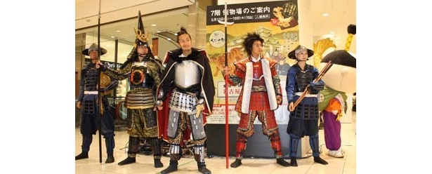 オープンと同時に入ってくるお客さんを待つ武将隊