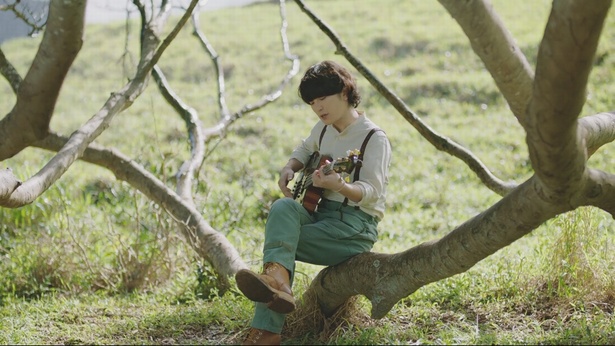映画「メアリと魔女の花」の主題歌「Rain」を披露するFukase