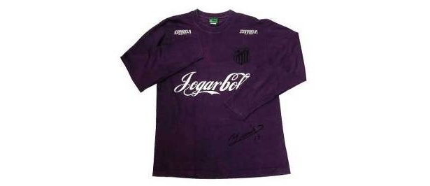 岩岡選手が愛用していたシャツにサインを入れて。フットサルの時にも着られそうです