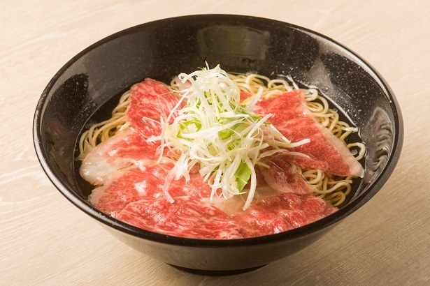 「極麺 松阪牛」(1000円)。具は松阪牛と白髪ネギのみ。しゃぶしゃぶのように肉をスープにくぐらせて、好みの火加減で味わう