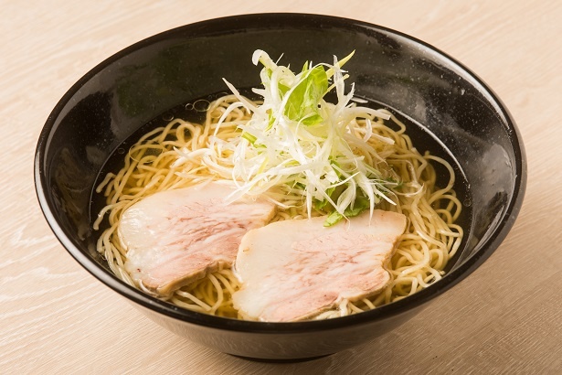 「極麺 松阪豚」(900円)。あっさりとした醤油ラーメンに、松阪ポークのチャーシューが2枚のる