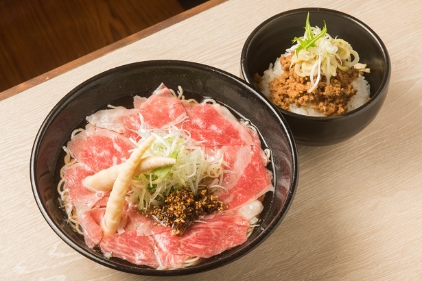 松阪牛と松阪ポークの両方を贅沢に味わいたい人は「極麺 特撰松阪牛」(1700円)と「松阪豚のそぼろ丼」をセットで