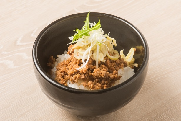 「松阪豚のそぼろ丼」(400円)。松阪ポークのそぼろは噛むほどに甘味が増す。短冊切りにした姫ダケの食感がアクセントに