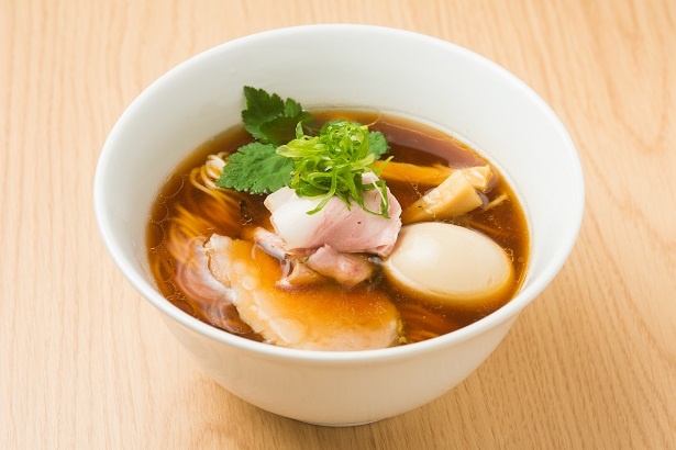 鶏と水だけで取ったスープが自慢の「特製醤油らーめん」(980円)。奥深い味わいで最後の一滴まで飲み干したくなる