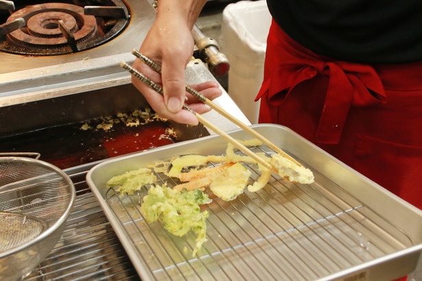  衣を薄くまとった天ぷらは、毎回揚げたてを提供