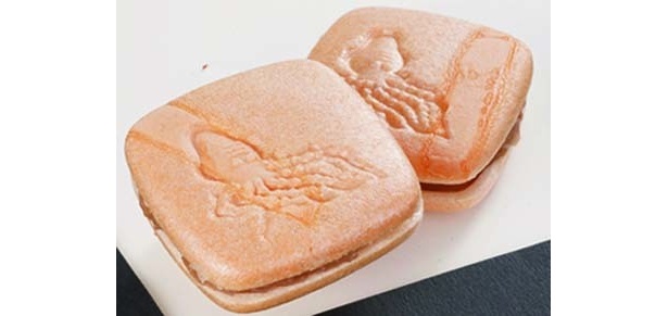 「鮹松月」の白インゲン豆あんが入った「鮹もなか」（1個137円）