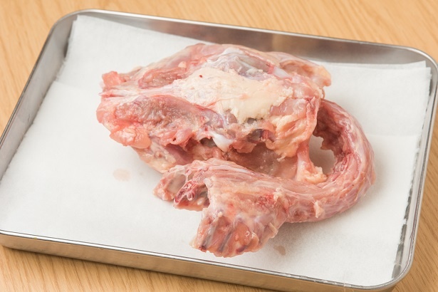 【写真を見る】岩手産の銘柄鶏のネック付きガラのみを使用。肉も少し付いていて、煮込むとスープに溶け、旨味とコクが増す