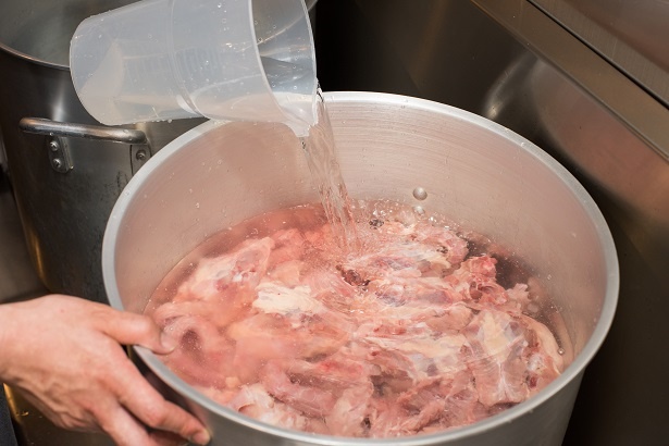 大量の鶏ガラに、不純物をほぼすべて取り除いた「RO水」を同量合わせる。スープに用いるのはこの2つのみ