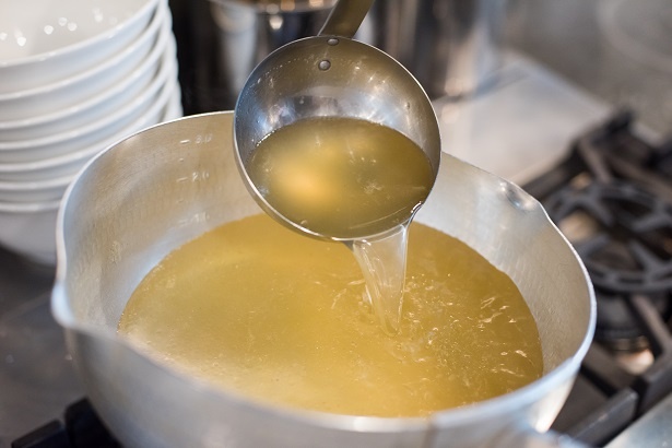 弱火で8時間かけてじっくりと煮込んだスープは、美しい黄金色に。鶏の芳醇な香りと旨味が凝縮されている