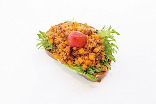 「鶏そぼろ＆八丁味噌 」(450円) 。名古屋らしいオリジナルメニュー。甘い味付けのそぼろと、野菜の食感が絶妙
