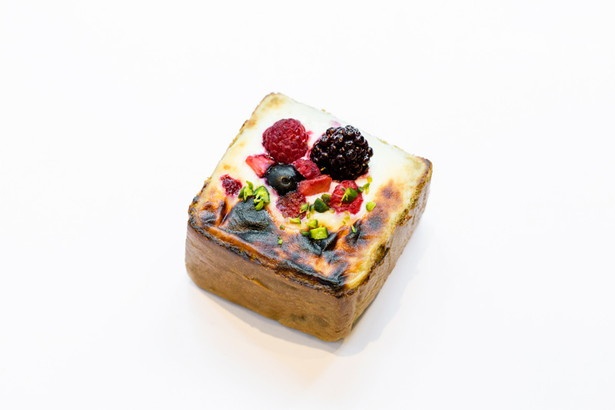 キューブ型がキュートな「グラタンベリー」(250円) 。食パンはくり抜いてあり、中には甘いクリームが入っている