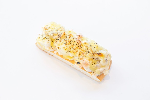 「シーフード 」(380円) 　パンに負けないほど、エビやイカなど、具がたくさんのっていて食べ応えあり