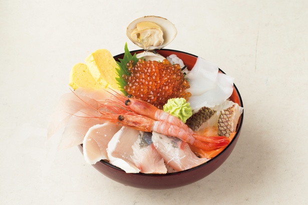 【写真を見る】海鮮丼(2000円)。イクラ、ハマグリと、日替りのネタが8種類ほどのる。ネタが大ぶりにカットされ食べ応え満点だ
