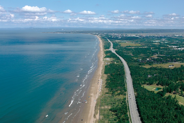 海沿いを走る長さ82.9kmにも及ぶ道路。SA、PAが全4か所ある