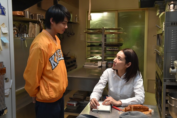 【写真を見る】吉田羊もメロメロ!?野村周平の“年下男子”っぷりが可愛い!