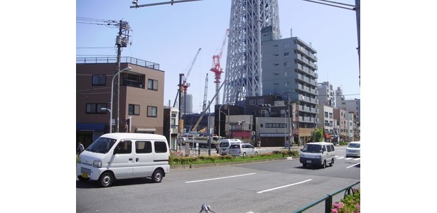 周囲の建物と比べると、その巨大さがわかる