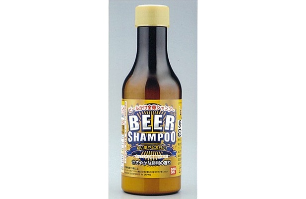 ビール瓶にそっくり!?　ビールかけ全身シャンプー