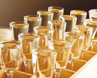 まるで日本酒のテーマパーク！17蔵の酒をきき酒で制覇できる「伏水酒蔵小路」