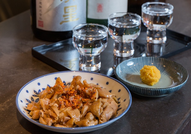 「おいしい九州の酒と食」に特化した店で、日本酒の呑み比べ(3種類で1000円)もできる。ペースト状の生カラスミ(500円)や味付鶏かわ(500円)などつまみと共に召し上がれ