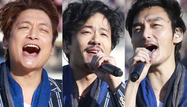 【写真を見る】晴れやかに歌う3人!