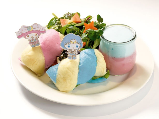 「セーラーマーキュリーとマイメロディの マシュマロ風サンドイッチ 」(税抜き1490円)。ピンクとブルーのビシソワーズも絶品