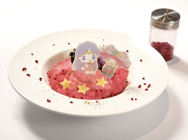 「セーラーマーズとマイメロディの お星様チーズリゾット」(税抜き 1290円)。炎のような色のフランボワーズパウダーをかけて召し上がれ