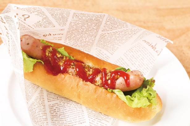 「信州産スモークウィンナーのホットドッグ」(650円)。すずらんハウスのウインナーを使用。豚の旨味がギュッと凝縮されている。プリッとした食感と、ジューシーさが絶妙だ。