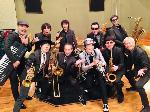 【写真を見る】いつもの白衣姿とは違って、スタイリッシュな衣装のさかなクンの演奏&歌声にも大注目!