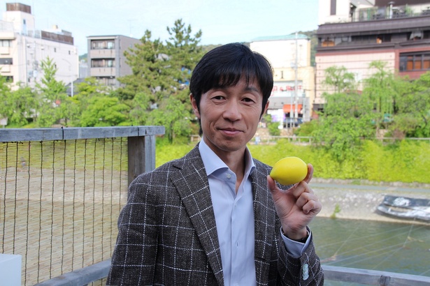 武豊騎手が手に持っているレモンは、サイン入りで3名様にプレゼント!