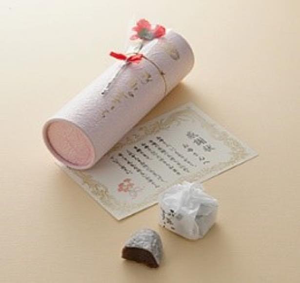 筒の中にはお菓子と母の日用の感謝状を収めた赤坂青野感謝の喜もち6個(972円)