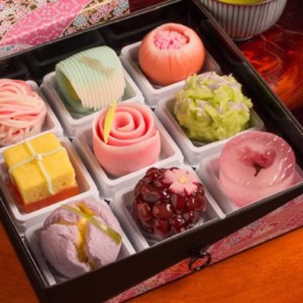 風味絶佳.山陰の「出雲国の九撰 上生菓子詰合せ(友禅染め一段箪笥箱入り)」(3480円)は、縁結びの聖地「出雲」よりお届けする、彩り鮮やかな上生菓子