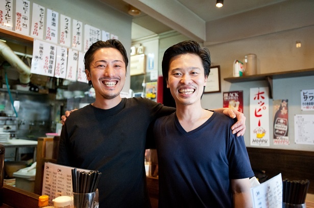 【写真を見る】幸田さんとスタッフの竹村皓太さんは地元の友人。厨房内での連携もバッチリ！