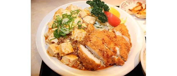 大皿には、たっぷりのチキンカツと麻婆丼が!!