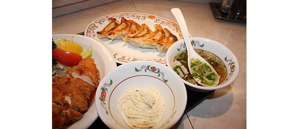 チキンカツ用のタルタルソースと、スープも付く豪華定食だ