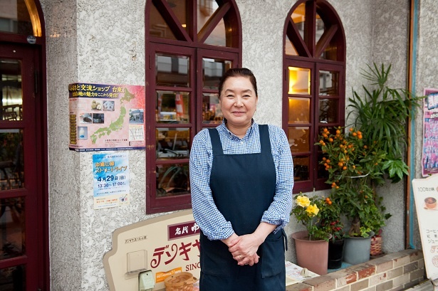 「嫁いで40年」という3代目の奥様・杉平淑江さん。明るい笑顔で調理もホールもこなす	