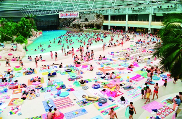 波のプールや流れるプールを備えた温水プールとして人気だった「ワイルドブルーヨコハマ」。'01年に閉園