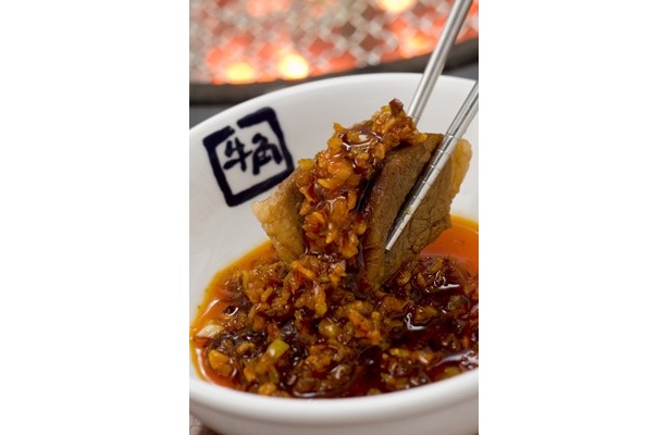 ラー油×牛角の焼肉コラボ「ぶっかけラー油deネギカルビ」（620円）　全国の牛角で5月31日（月）まで発売中。