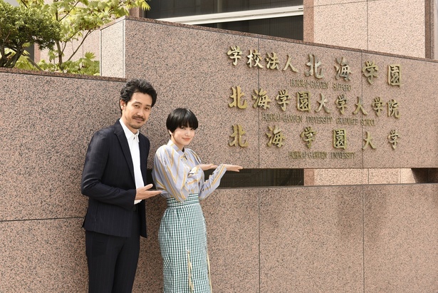 北海道は2度目だという小松菜奈(右)に、大泉洋(左)は「北海道では、みよしのギョーザとびっくりドンキーがオススメ」と語った
