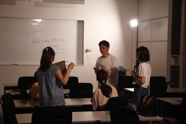 【写真を見る】宮地謙典(ニブンノゴ!)と会話を交わしながら復旧までの時間を過ごす