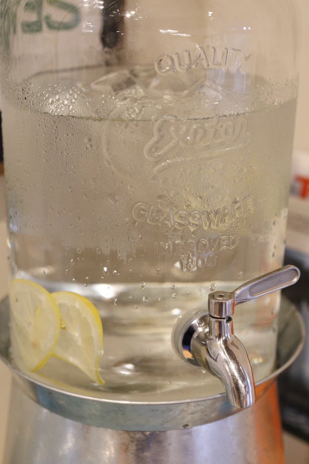 店内で飲める水はレモン水