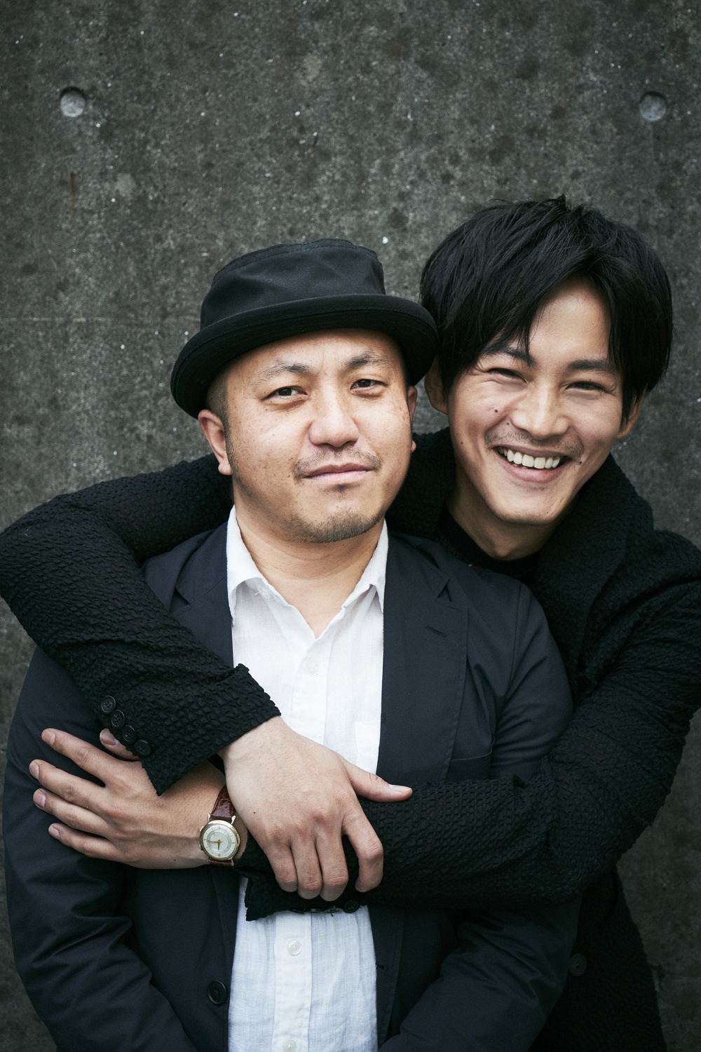 【写真を見る】取材中も息ぴったりの2人、松坂桃李が白石監督をバックハグ!