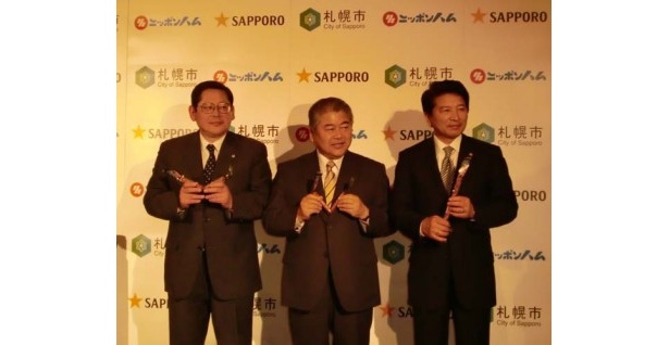 札幌市・上田市長（写真中央）も「食で北海道を元気にしたい。札幌ドームは北海道の元気の象徴でもある。」とサラミでＶサインを作る