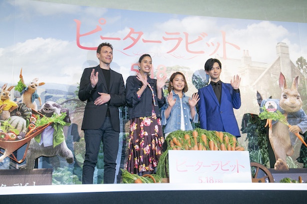 映画「ピーターラビット™」のジャパンプレミアで舞台に登場した4人。左からウィル・グラック監督、森泉、高梨沙羅、千葉雄大