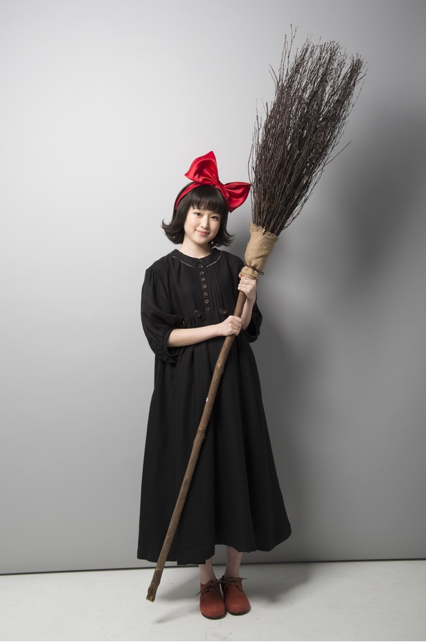 【写真を見る】魔女の宅急便のキキにそっくりな福本莉子