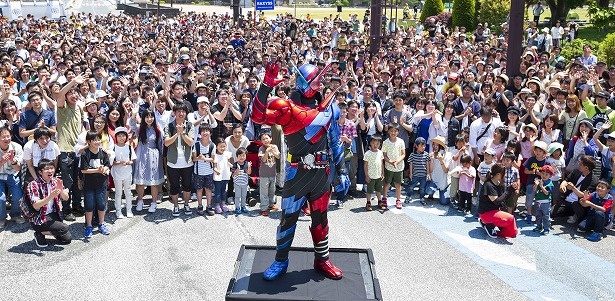 目の前に登場したビルドにちびっ子たちも大喜び