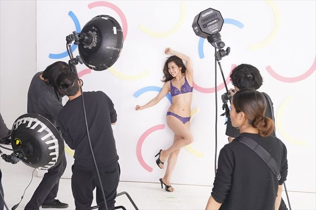 【写真を見る】総レース！悩殺ショットを撮影中の中村アン
